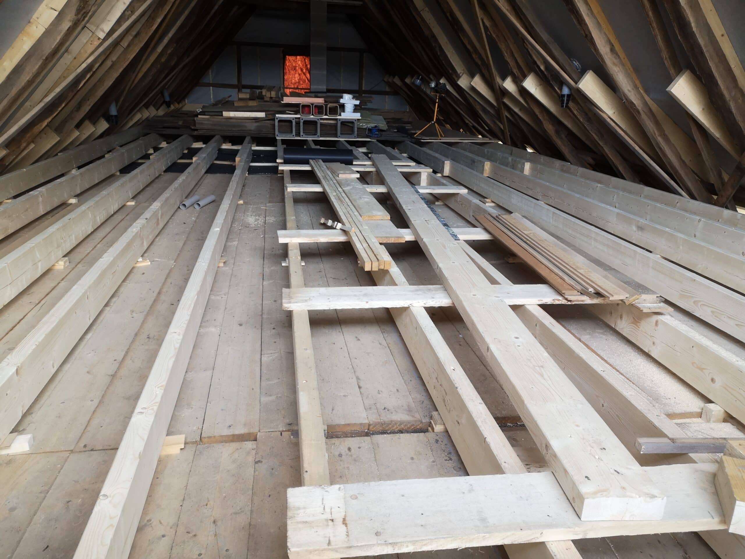 Unged&auml;mmter Dachboden mit freiliegender Sparrenkonstruktion &ndash; Ausgangszustand vor Dachbodend&auml;mmung