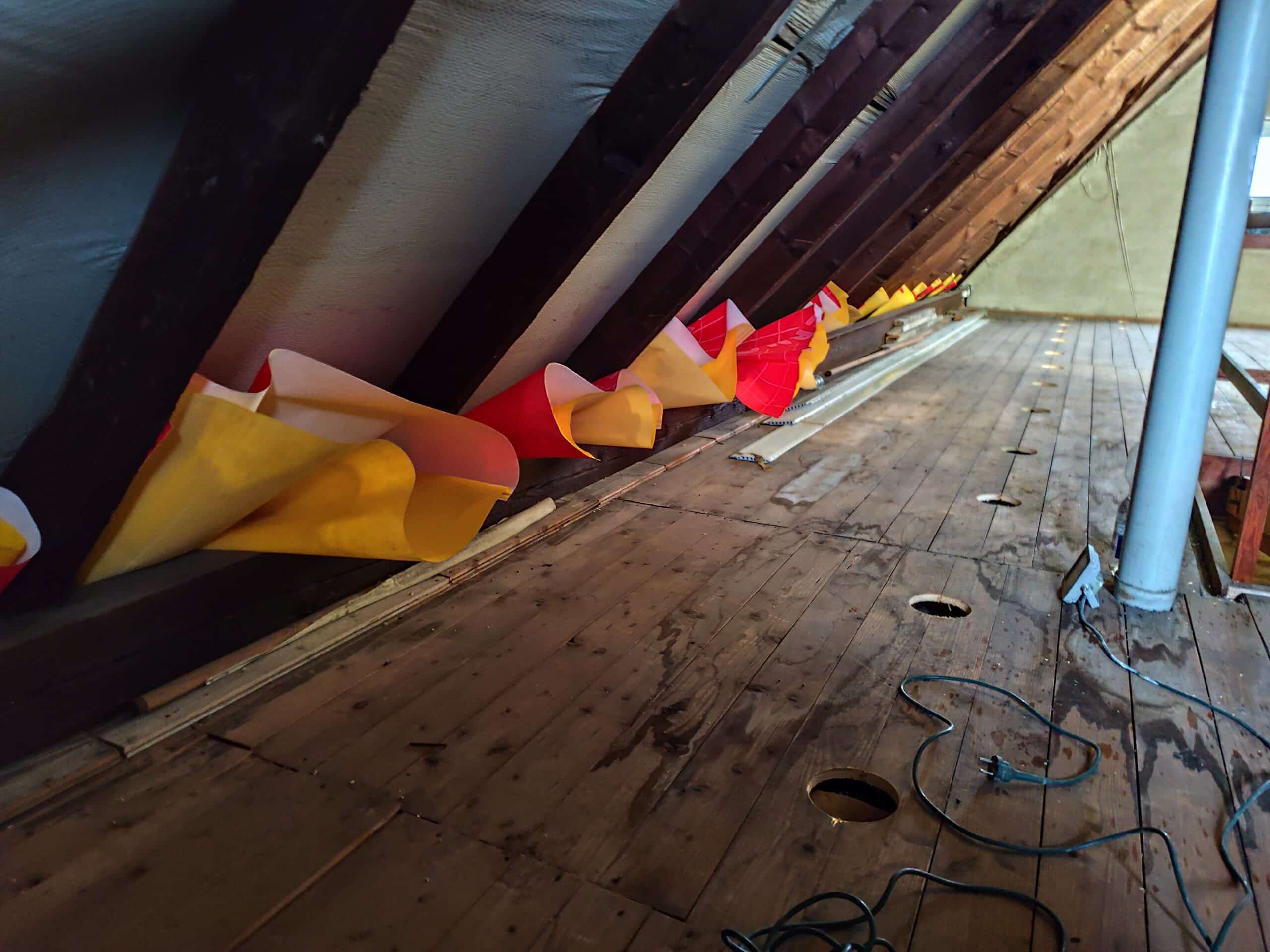 Dachbodend&auml;mmung mit D&auml;mmsackverfahren &ndash; Einblas&ouml;ffnungen entlang der Traufkante im Dachbodenbereich