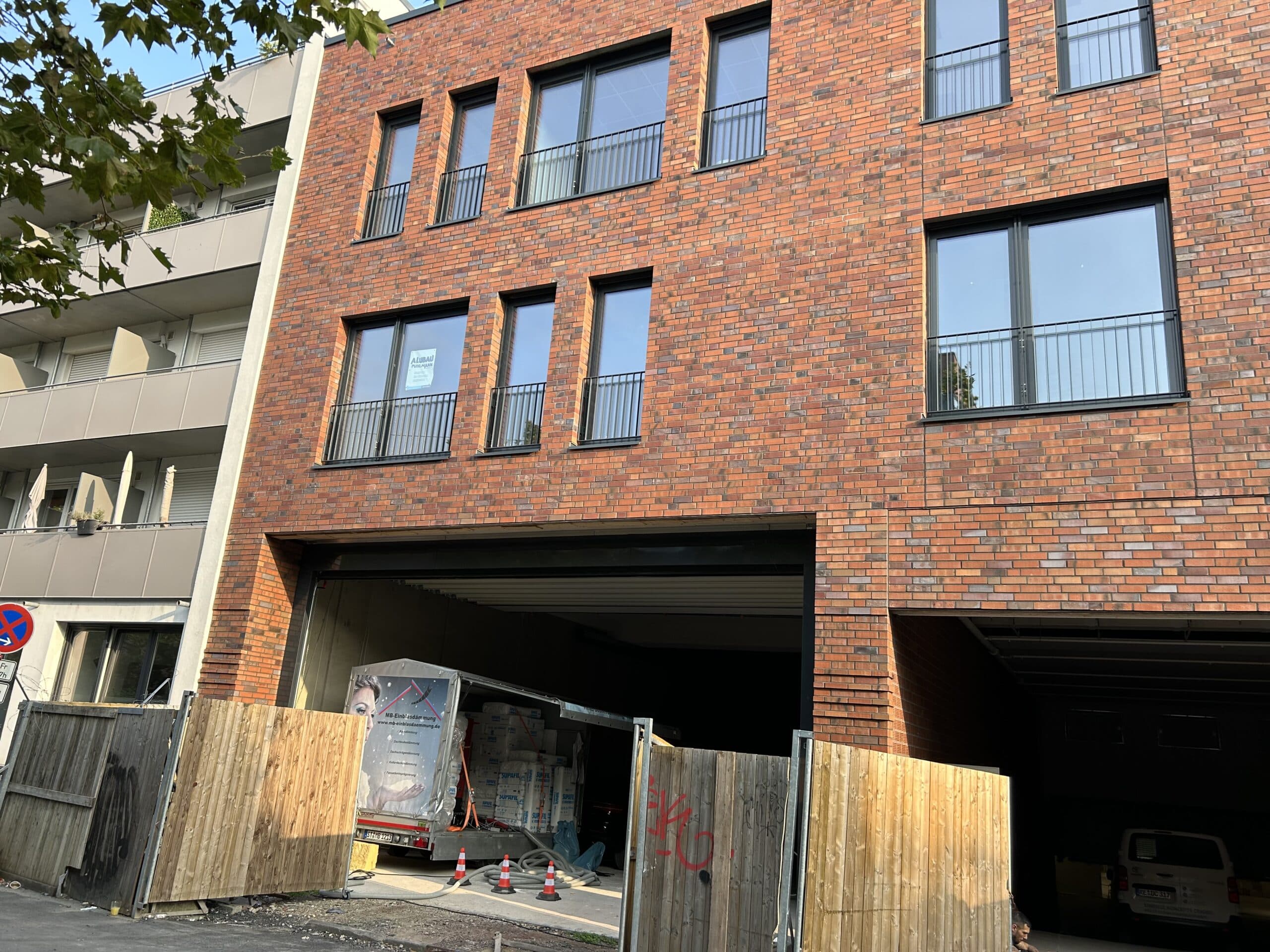 Einblasd&auml;mmung einer Geb&auml;udetrennfuge auf dem Flachdach &ndash; Einblasschlauch an der Trennfuge, Stadtpanorama M&uuml;nster