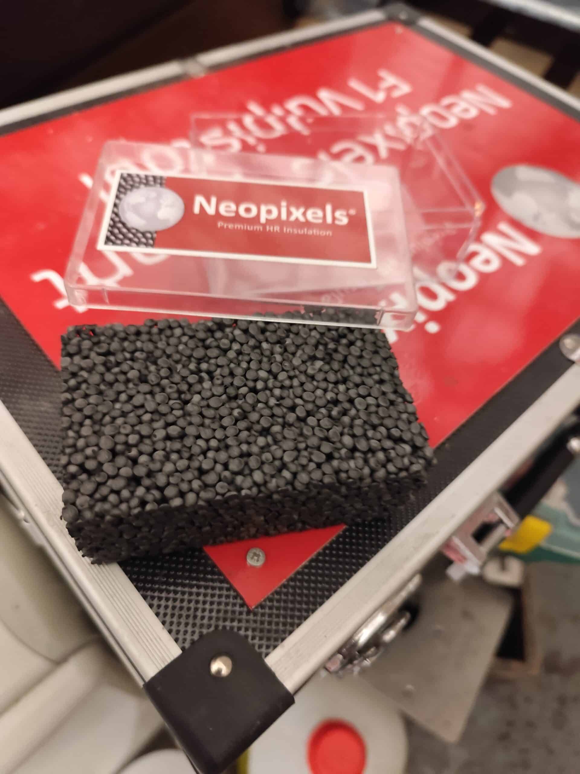 Musterst&uuml;ck des D&auml;mmmaterials Neopixels zur Darstellung der Materialstruktur