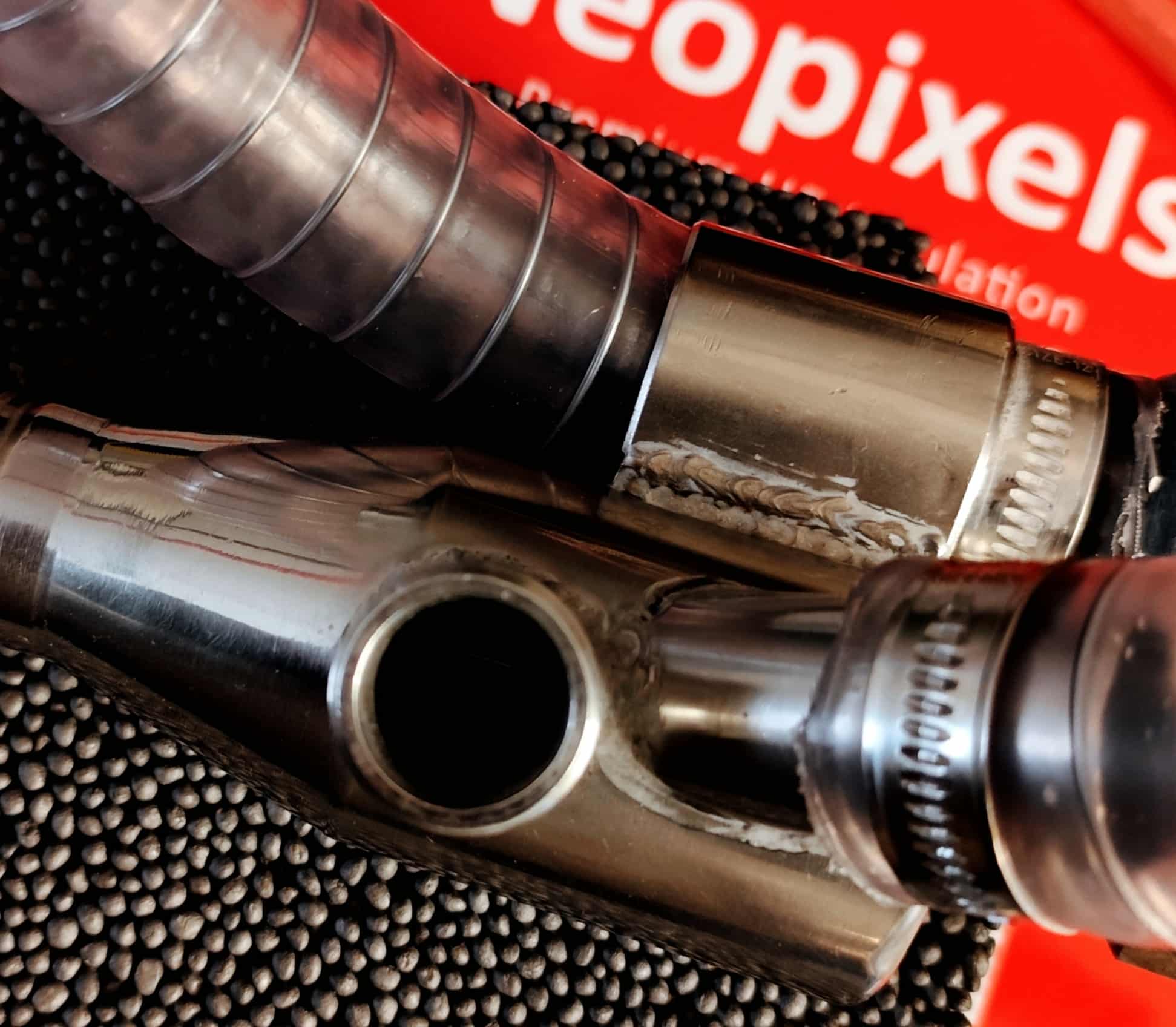 Einblasd&uuml;se zur pr&auml;zisen und sauberen Verarbeitung von Neopixels-D&auml;mmmaterial.