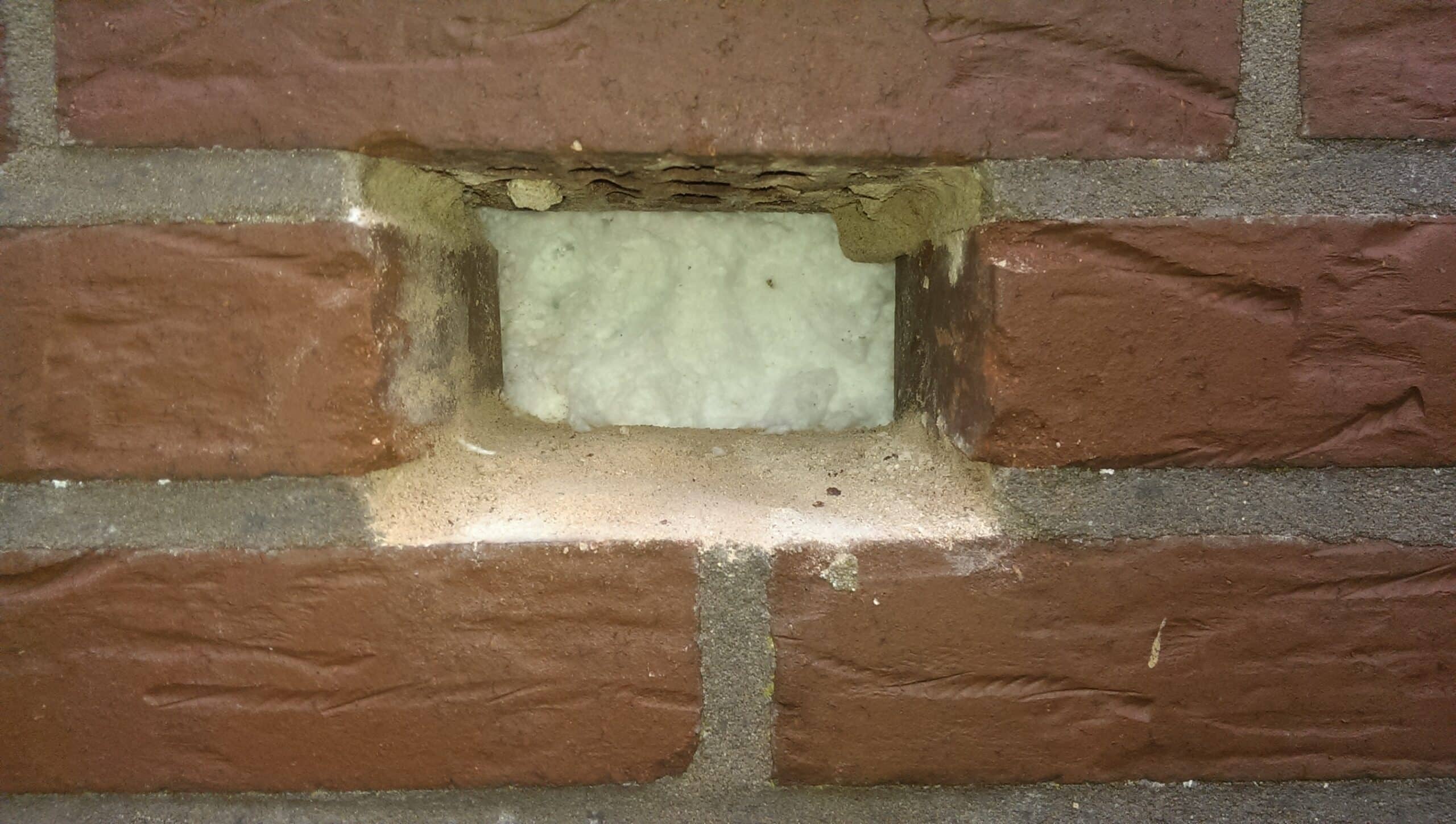 Bohr&ouml;ffnung mit sichtbarer D&auml;mmstofff&uuml;llung nach abgeschlossener Kernd&auml;mmung mit Knauf Supafil Cavity Wall.