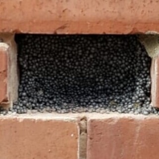 Freigelegte Klinkerfassade mit vollst&auml;ndig und gleichm&auml;&szlig;ig verf&uuml;llter Kernd&auml;mmung aus Neopixels Premium.