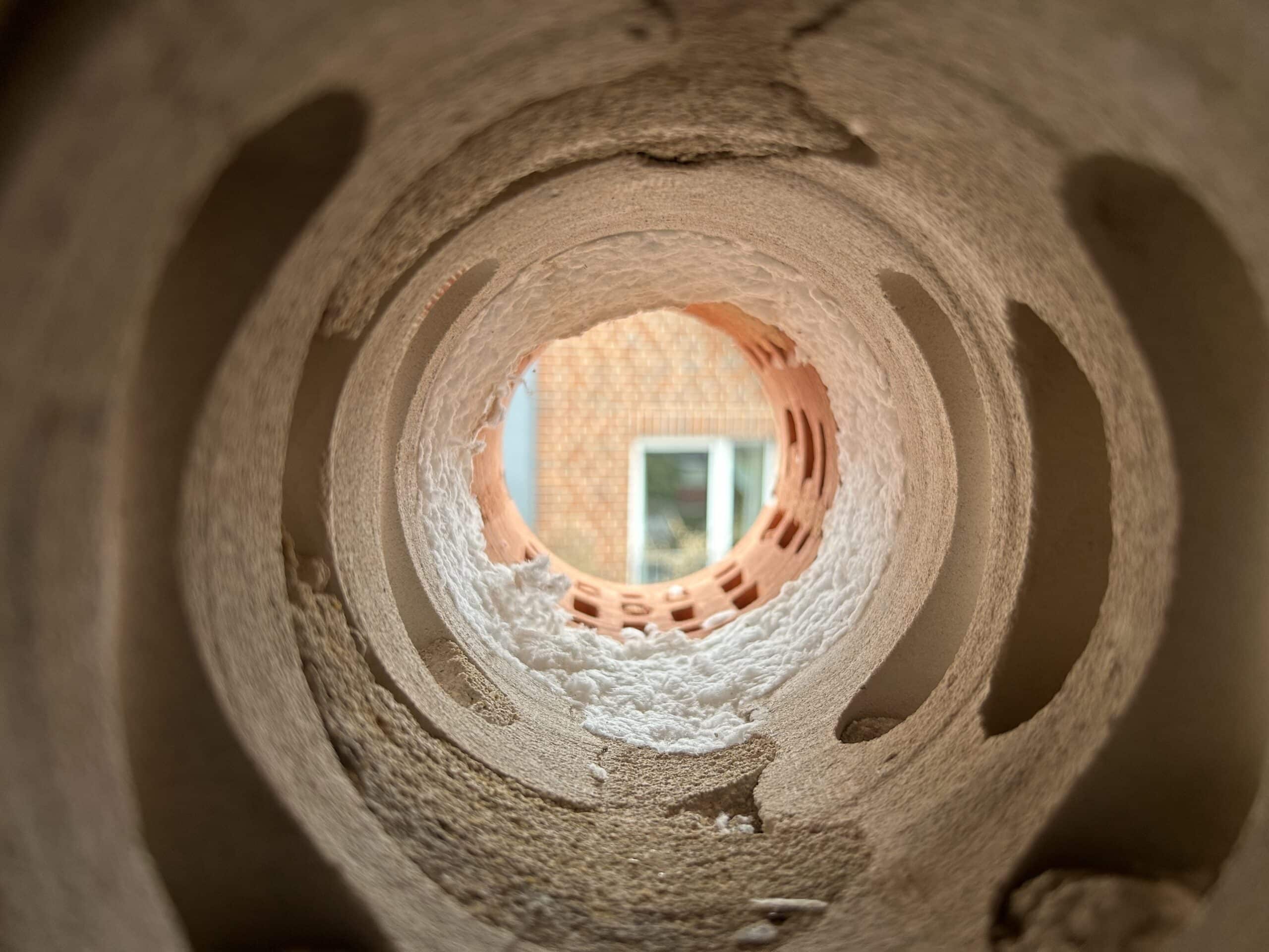 Blick durch Kernbohrung in zweischaliges Mauerwerk bei Kernd&auml;mmung &ndash; endoskopische Hohlraumpr&uuml;fung