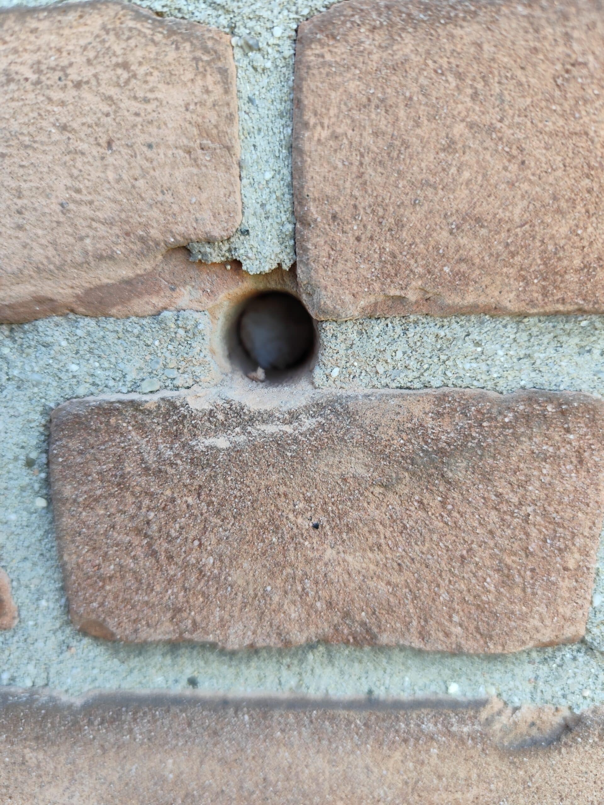 Bohrloch im Fugenkreuz einer Klinkerfassade &ndash; Vorbereitung zur Kernd&auml;mmung ohne Besch&auml;digung der Klinker