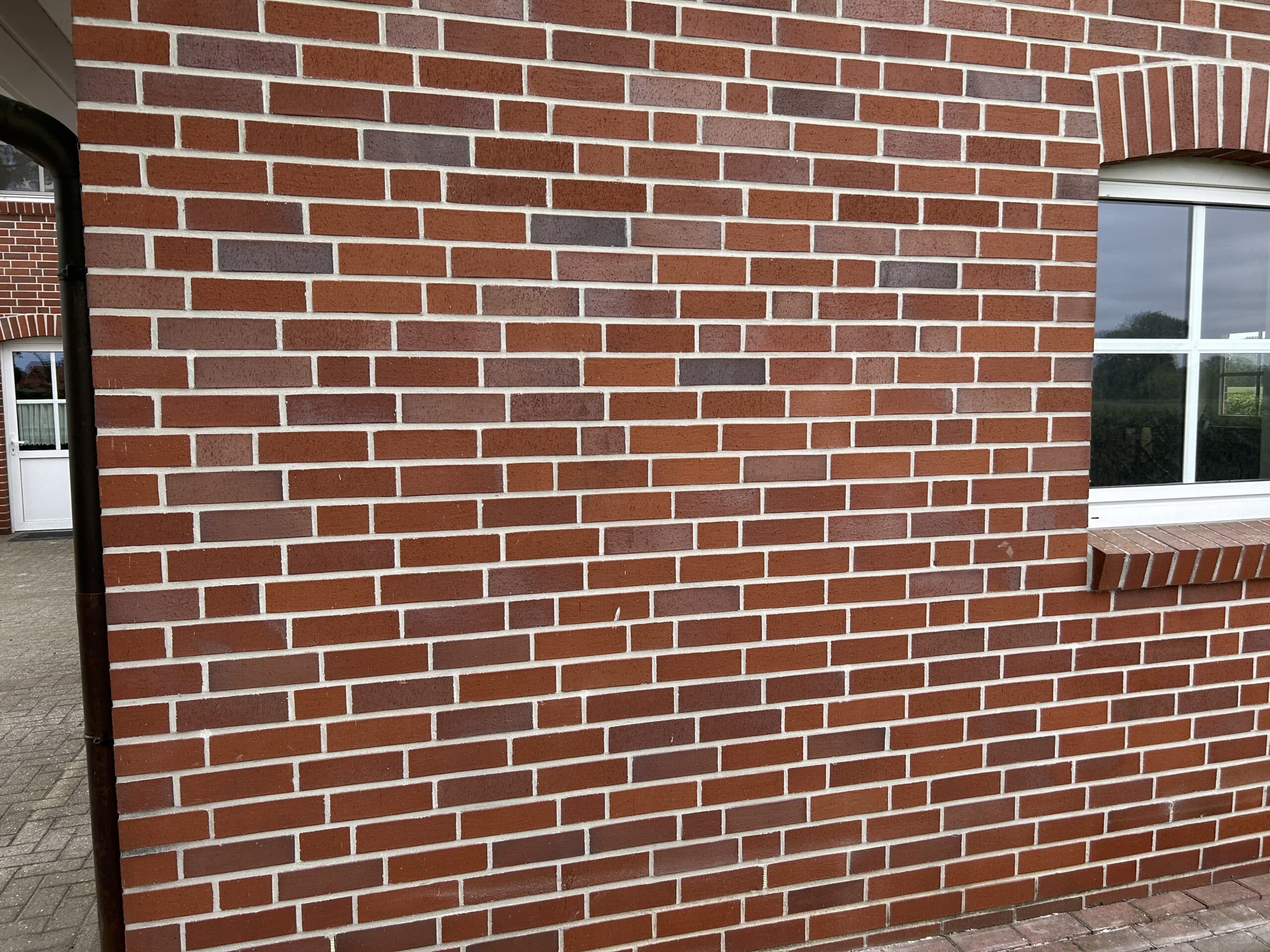 Klinkerfassade nach Kernd&auml;mmung und Verfugung &ndash; Bohrl&ouml;cher fachgerecht verschlossen, Fassade unver&auml;ndert