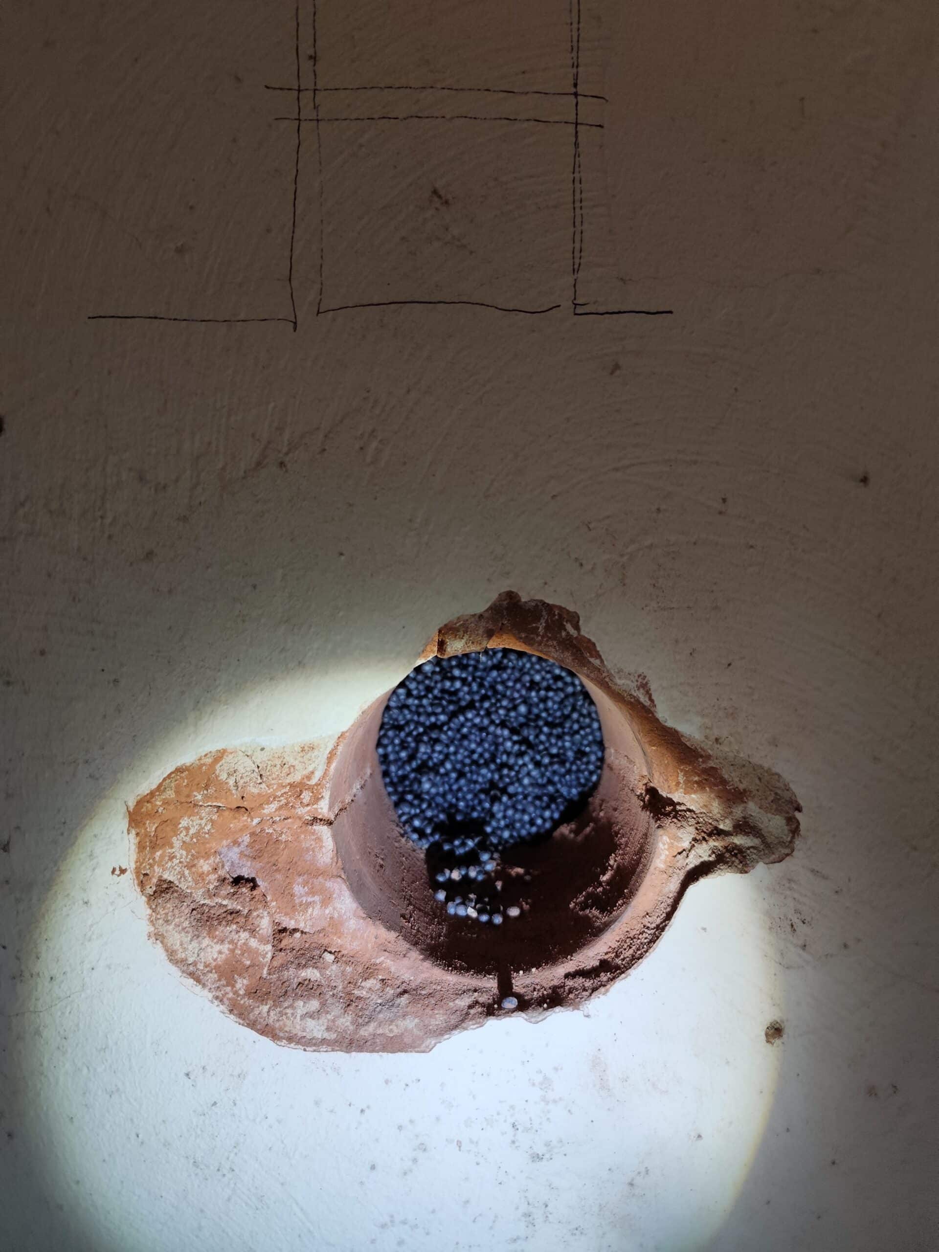 Blick durch Kernbohrung in mit Neopixels ged&auml;mmten Hohlraum &ndash; stabiler D&auml;mmblock im zweischaligen Mauerwerk