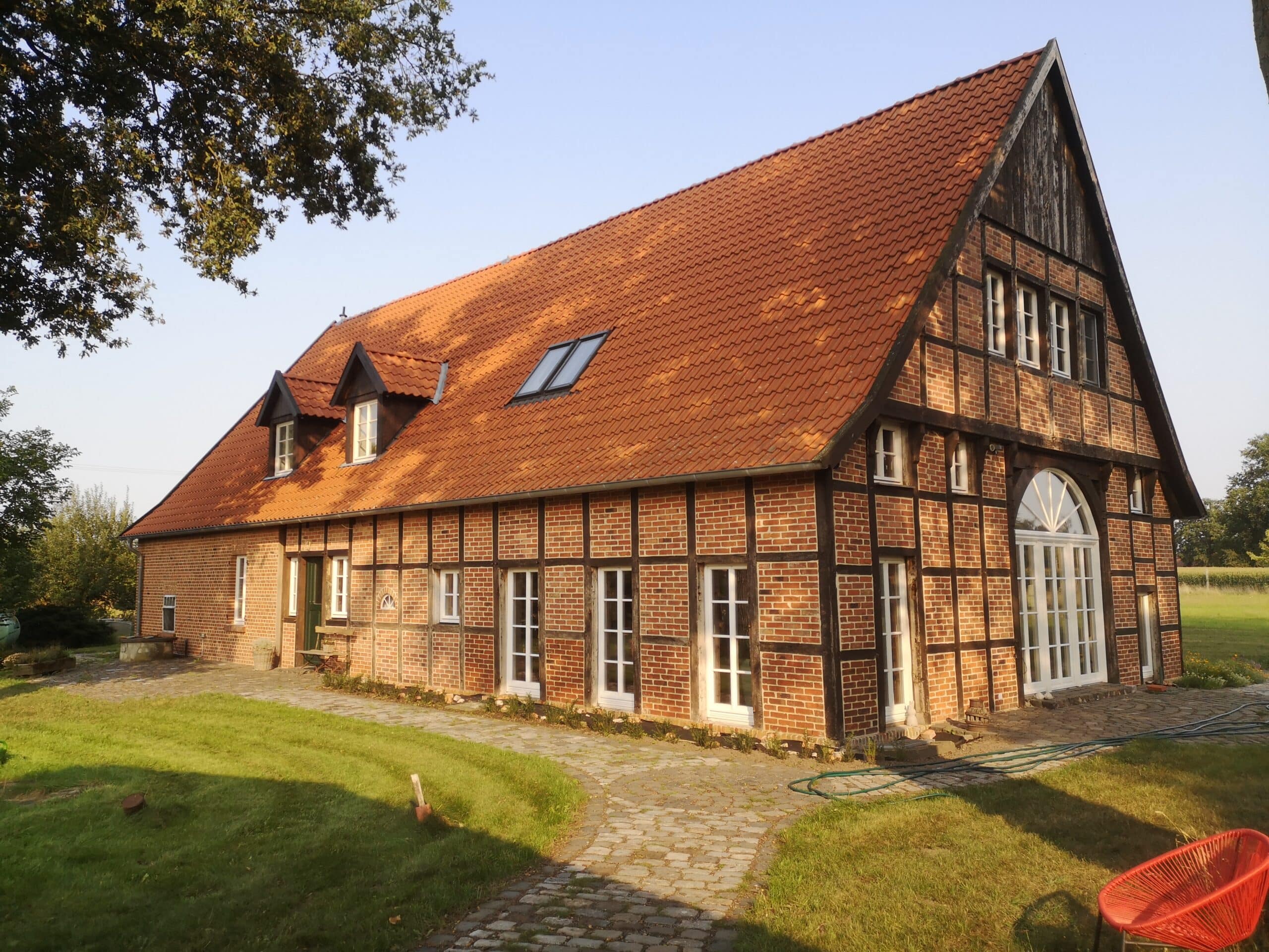 &Uuml;ber 200 Jahre altes Fachwerkhaus. Dieses Projekt haben wir schrittweise über 8 Jahre begleitet und etappenweise in allen Bereichen ged&auml;mmt.