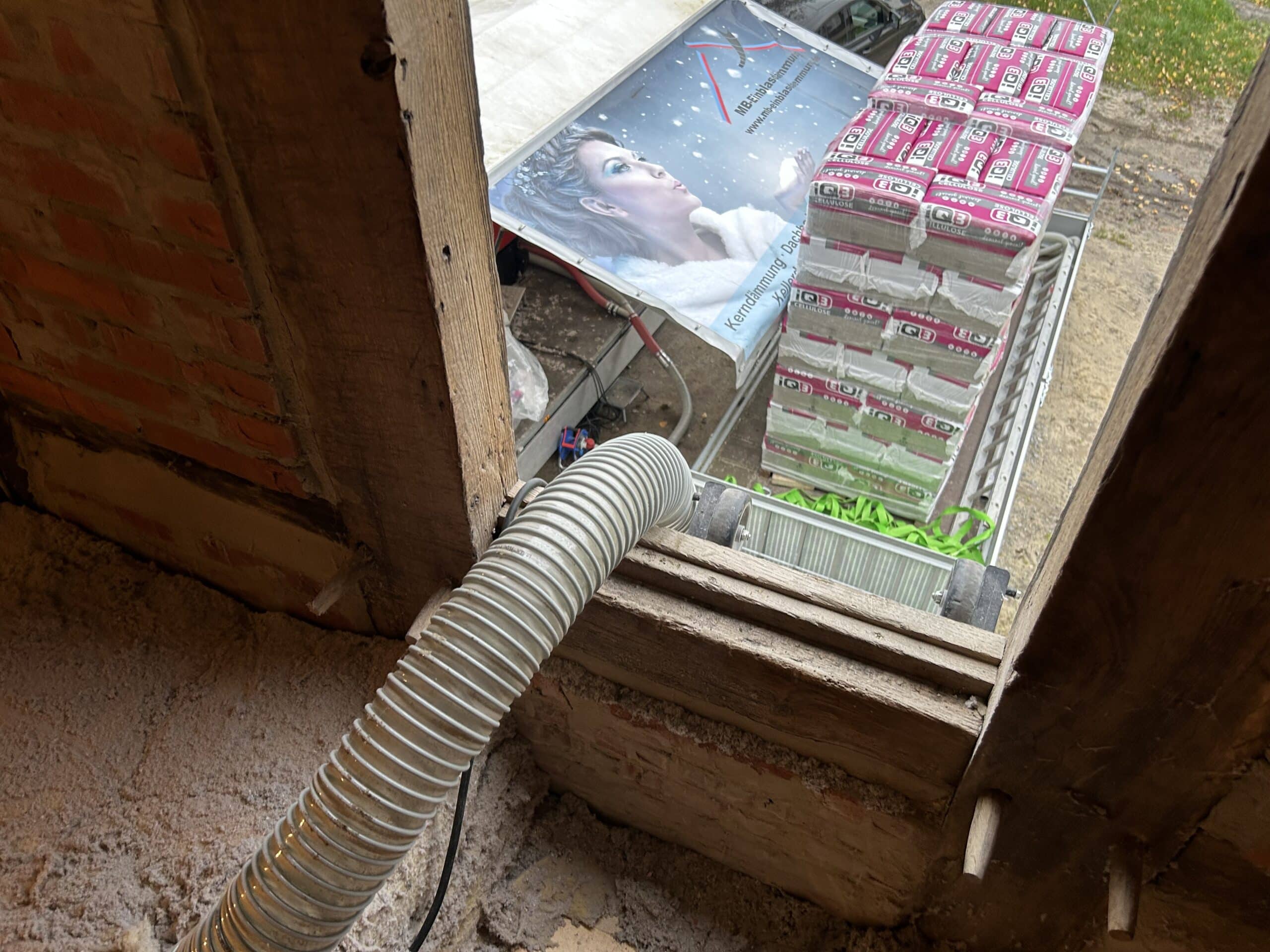 Einblasschlauch durch &Ouml;ffnung im Dachbereich &ndash; Drempeld&auml;mmung mit Cellulose-Einblasung, MB-Einblasd&auml;mmung LKW