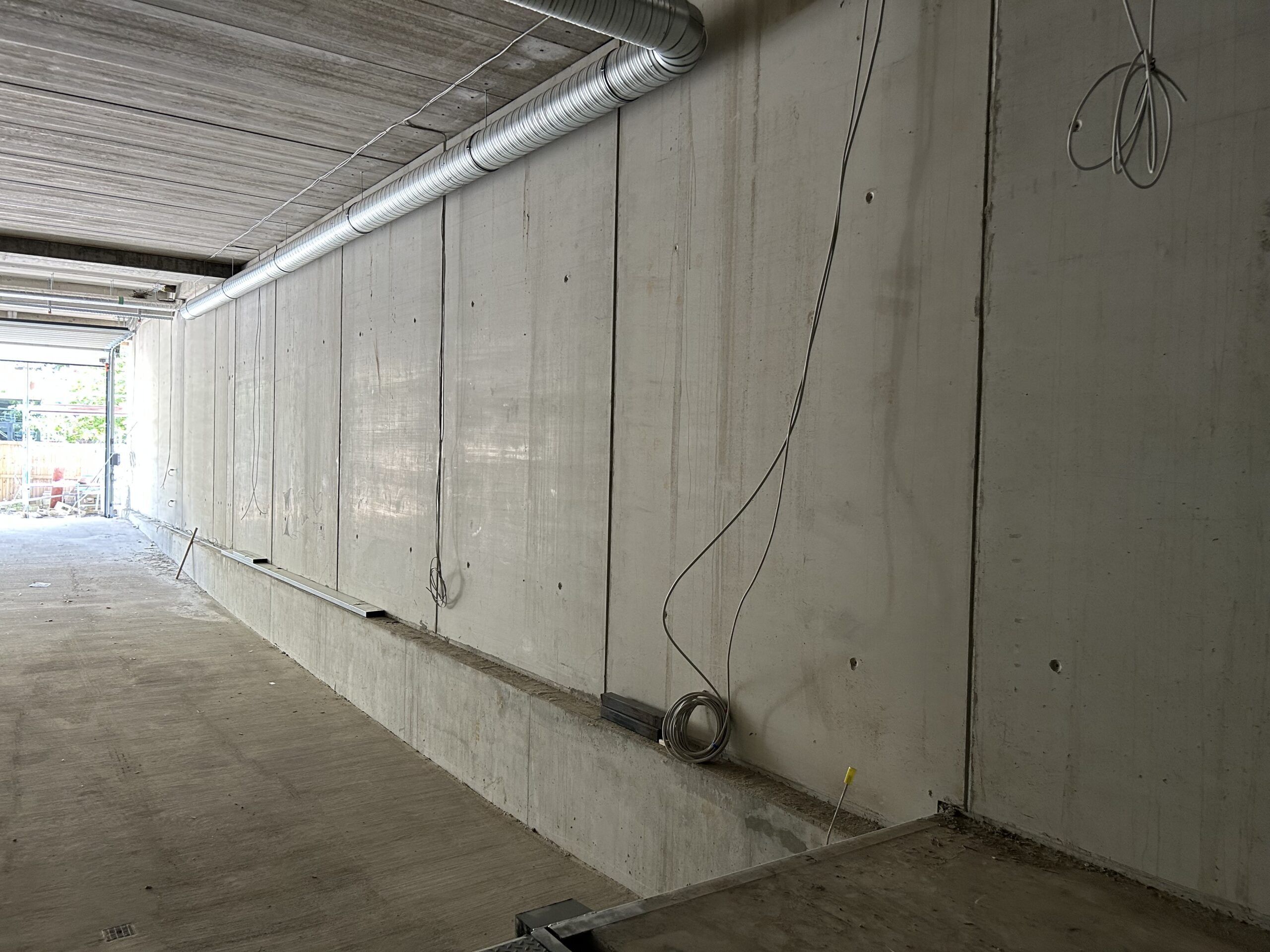 Bohrlochreihe in Betonwand bei Geb&auml;udetrennfugen-D&auml;mmung &ndash; Einblasung von innen im Gewerbebau