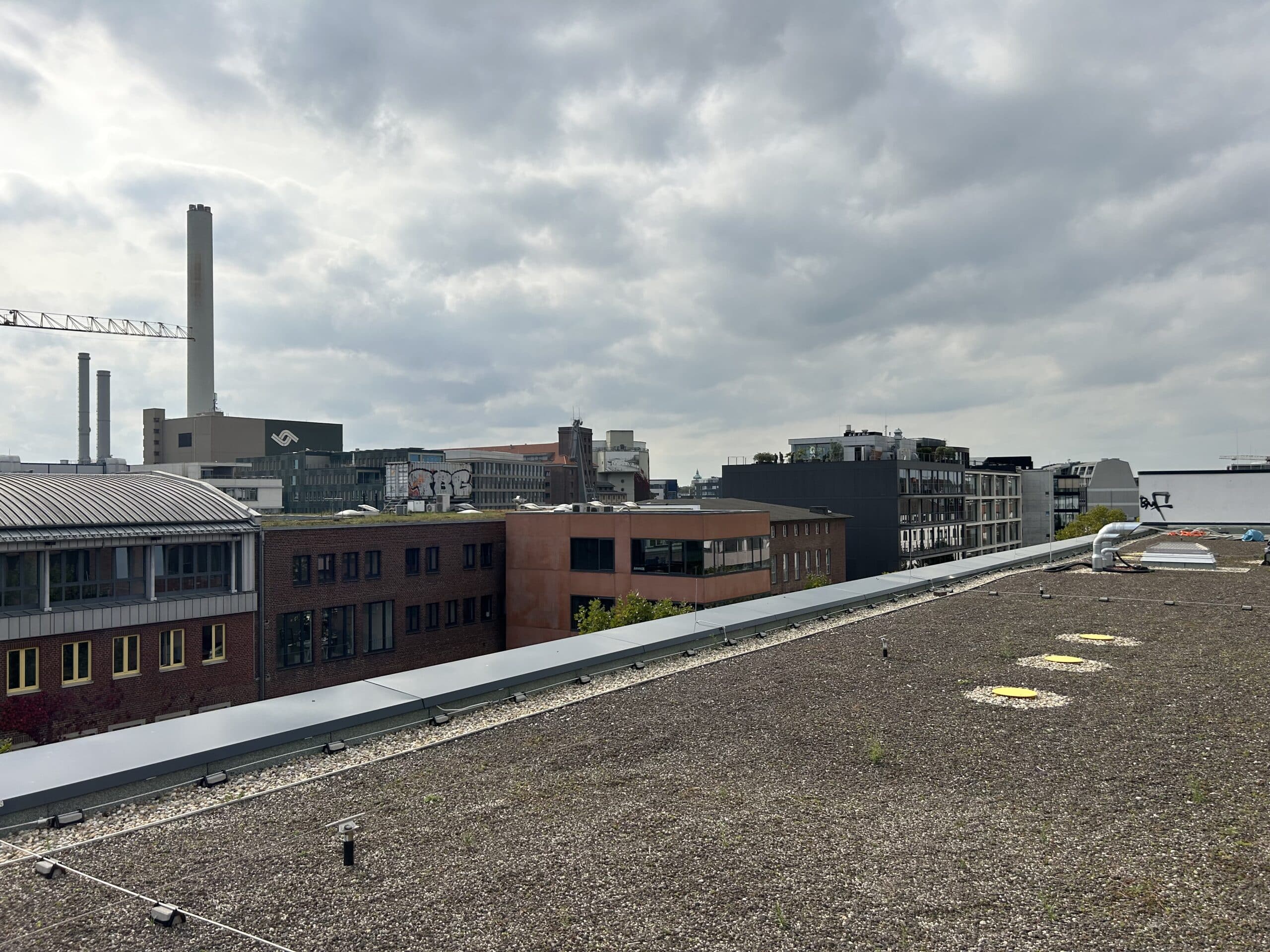 Blick vom Flachdach auf Stadtpanorama M&uuml;nster &ndash; Geb&auml;udetrennfugen-D&auml;mmung im urbanen Gewerbebau