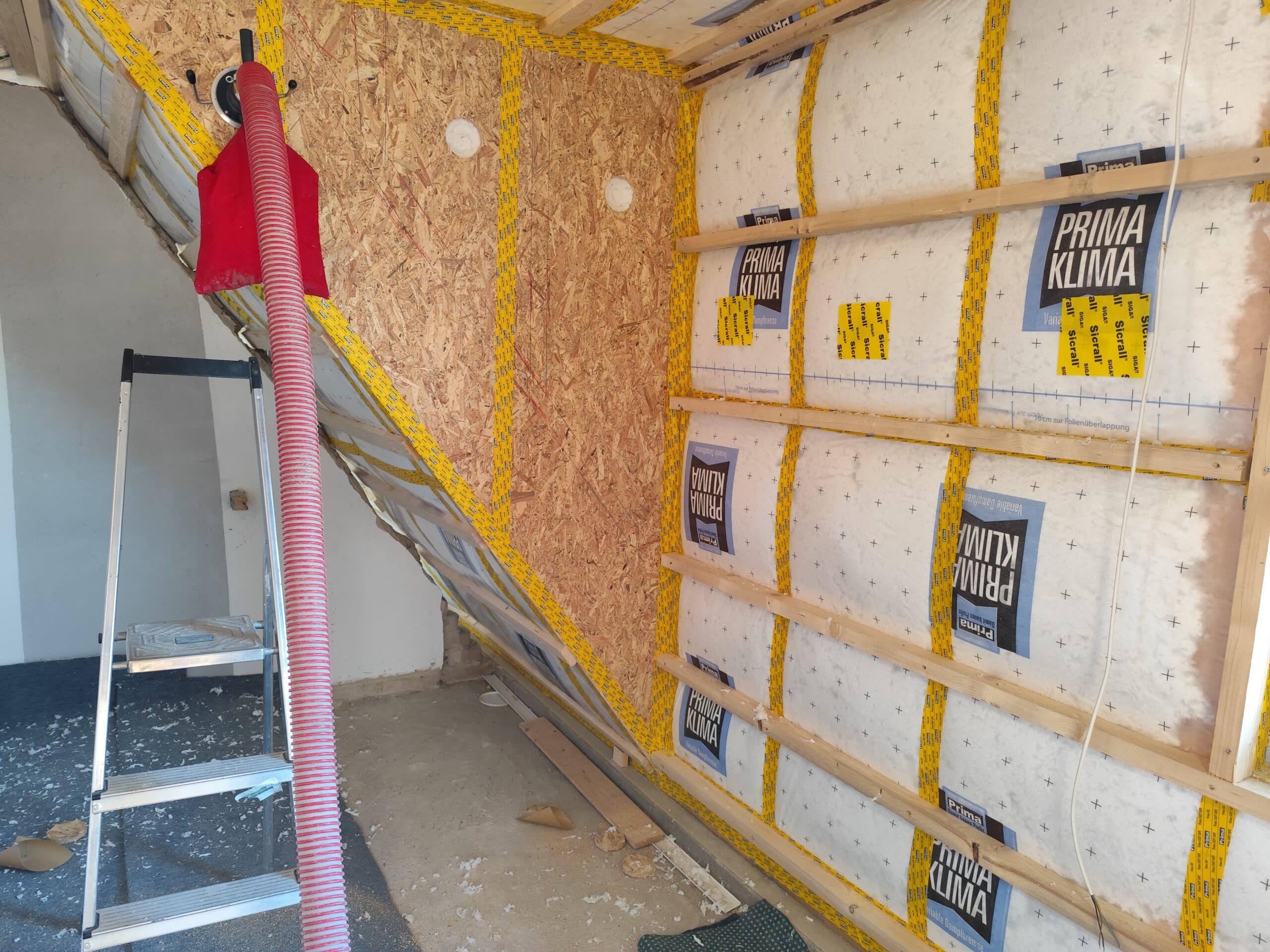 Einblasd&auml;mmung im Holzrahmenbau &ndash; Einblasrohr an OSB-Wand mit Prima Klima Dampfbremsfolie, Knauf Supafil Timber Frame