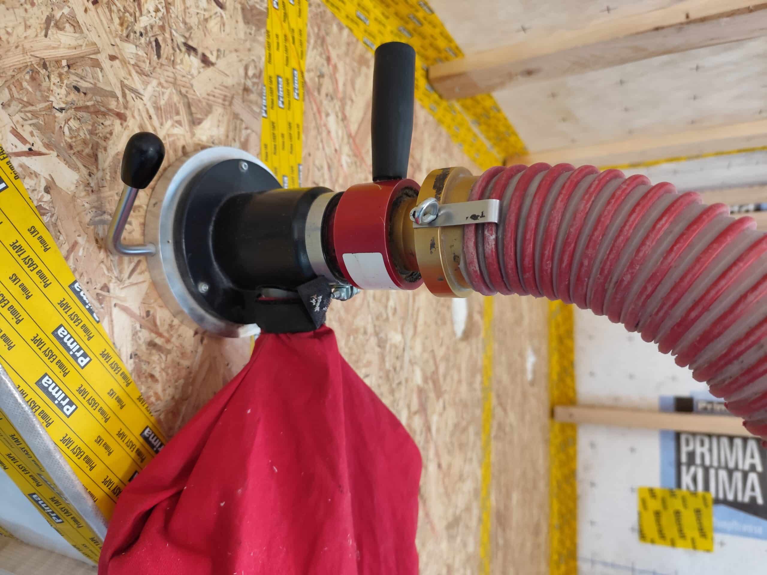 Einblasadapter mit Ventil bei Holzrahmenbau-D&auml;mmung &ndash; pr&auml;zise Einblastechnik f&uuml;r gleichm&auml;&szlig;ige D&auml;mmstoffverteilung