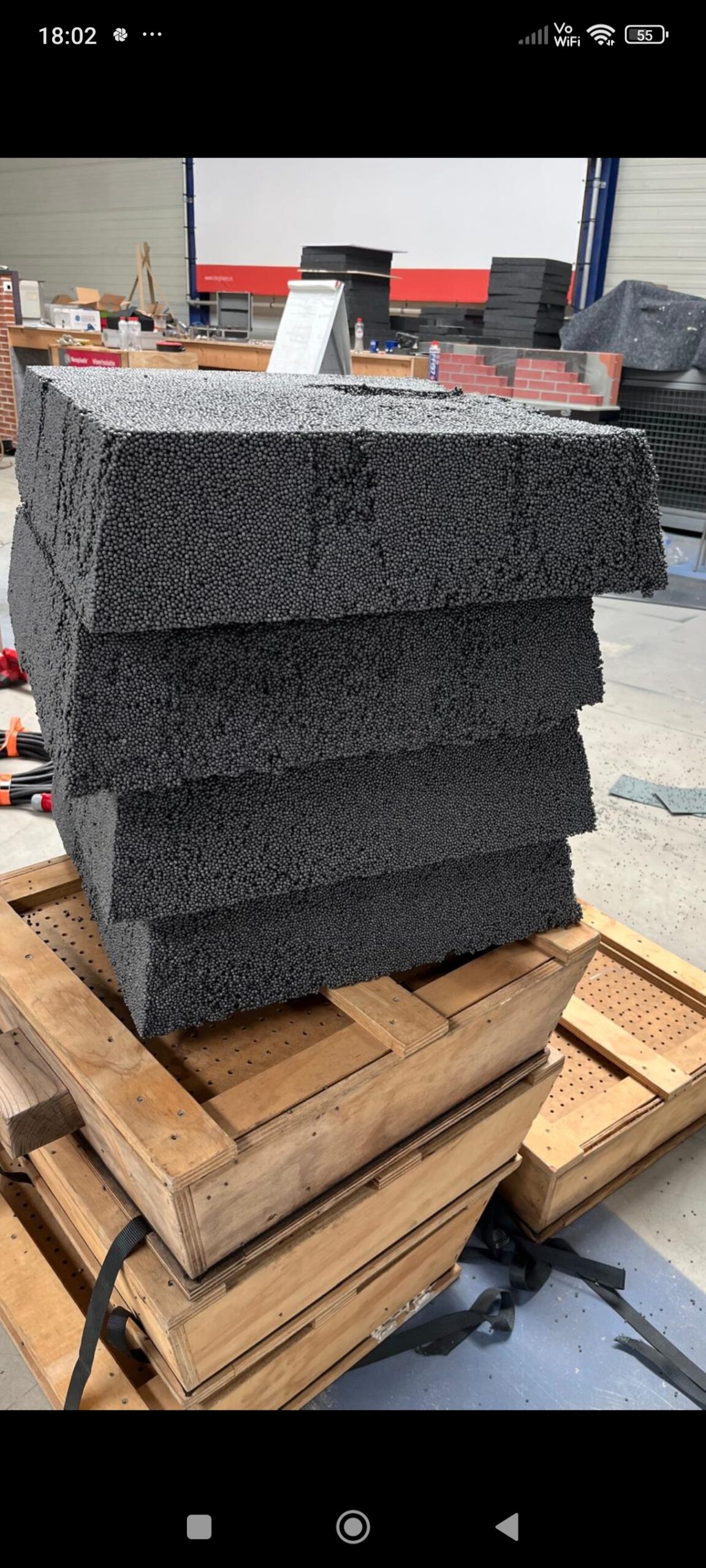 Proben werden kleiner geschnitten und im Neopixels Labor analysiert und getestet. Der Hersteller kann dazu die W&auml;rmeleitf&auml;higkeit messen und das fertige Produkt auf Eignung &uuml;berpr&uuml;fen.