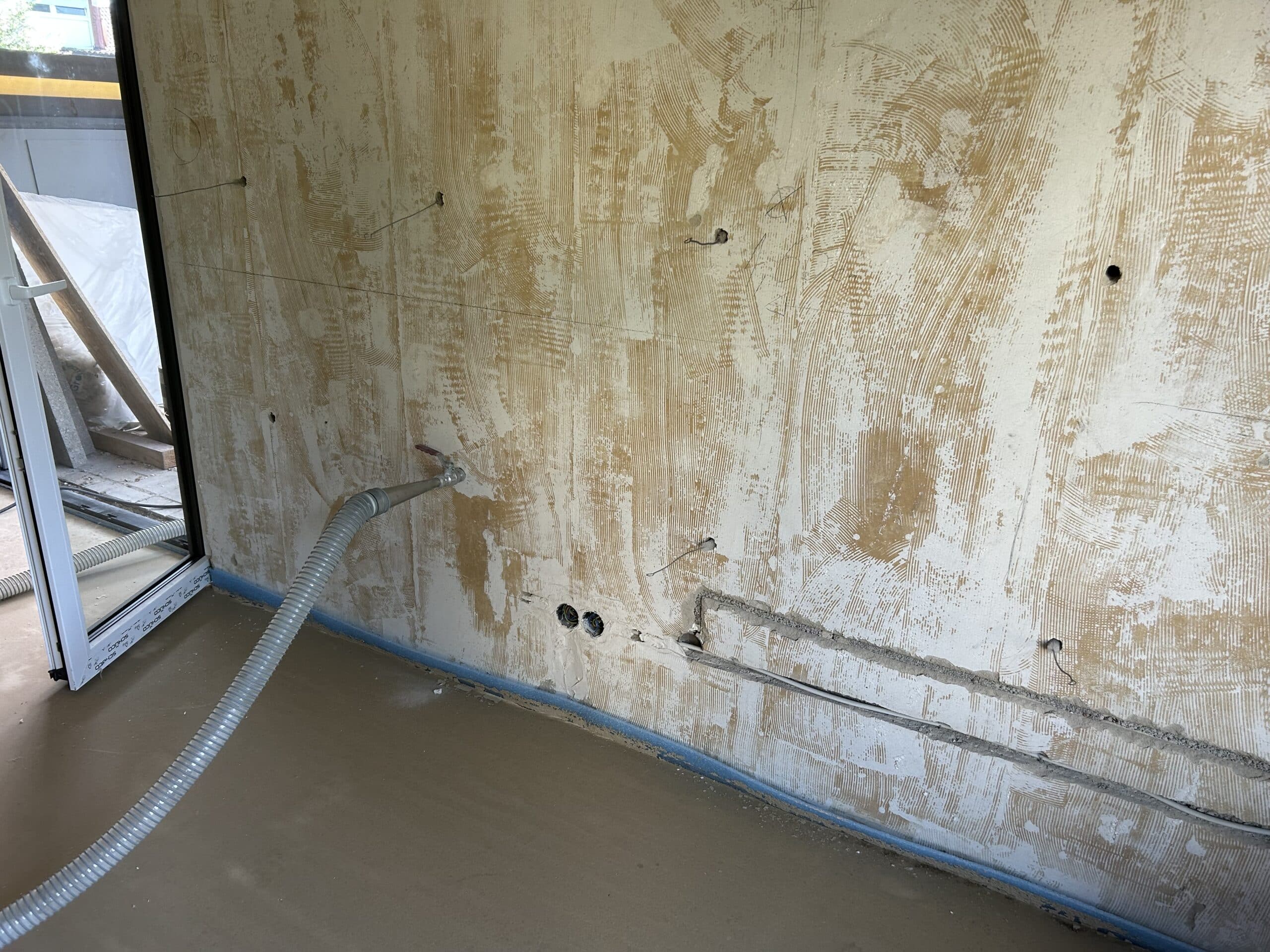 Kernd&auml;mmung von innen mit Knauf Supafil Cavity Wall, Einblasdüse steckt in der Wand