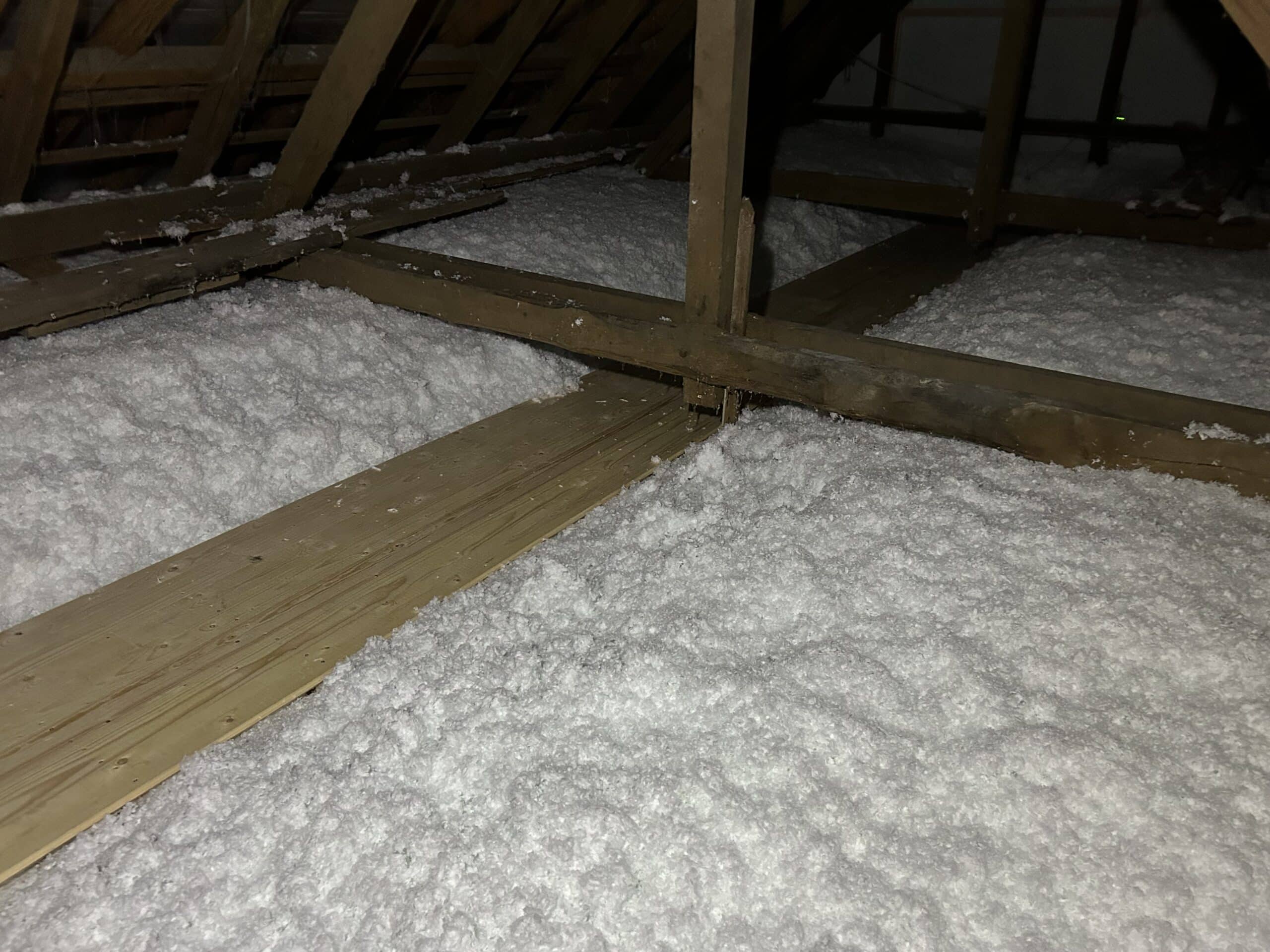 Durch uns ged&auml;mmter gleicher Dachboden mit Laufsteg und 30 cm D&auml;mmschicht mit Knauf Supafil Timber Frame