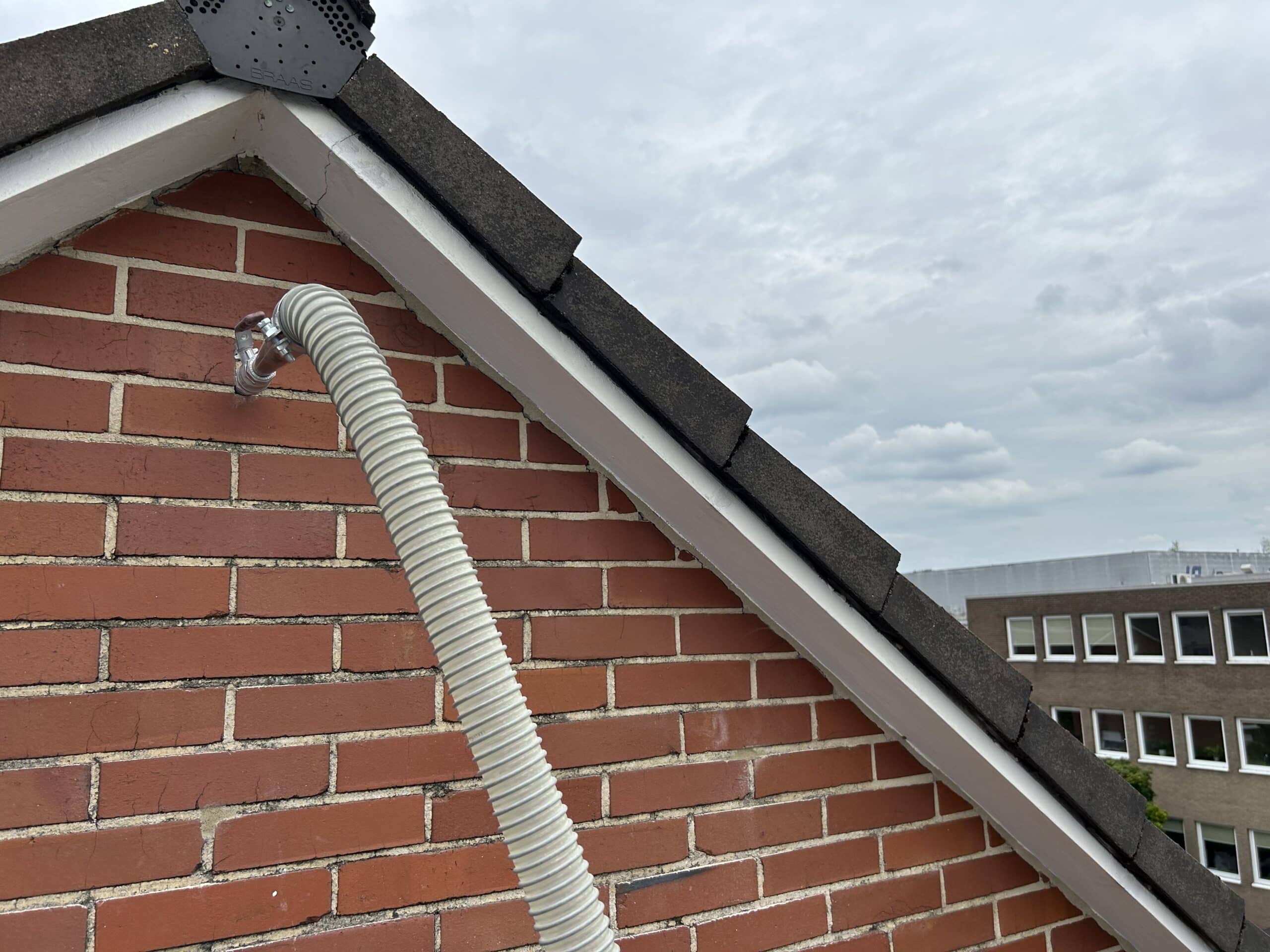 Kernd&auml;mmung mit Knauf Supafil Cavity Wall, das letzte Loch ist immer in der Giebelspitze