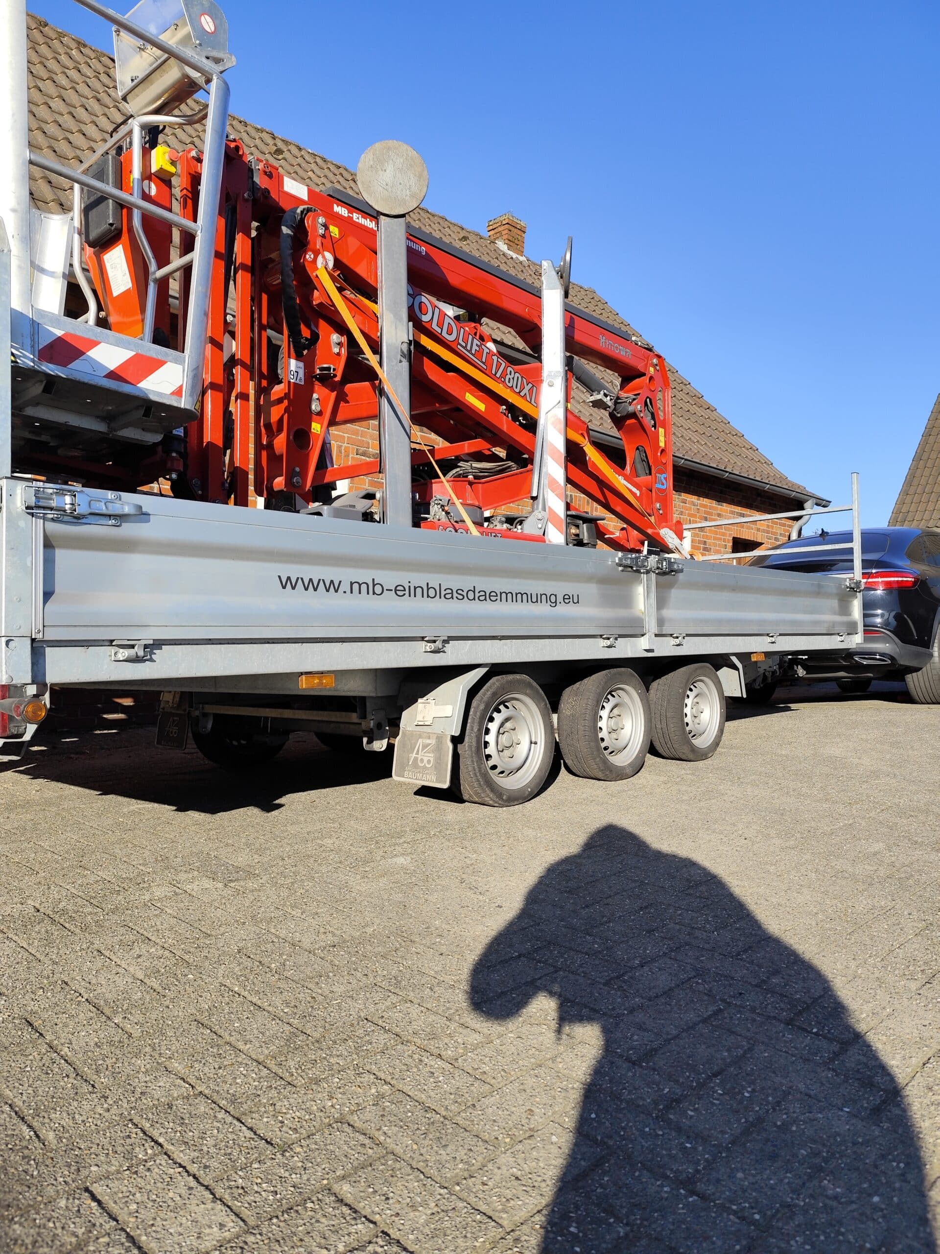 Arbeitsbühne auf Anh&auml;nger, bereit fürs n&auml;chste Projekt