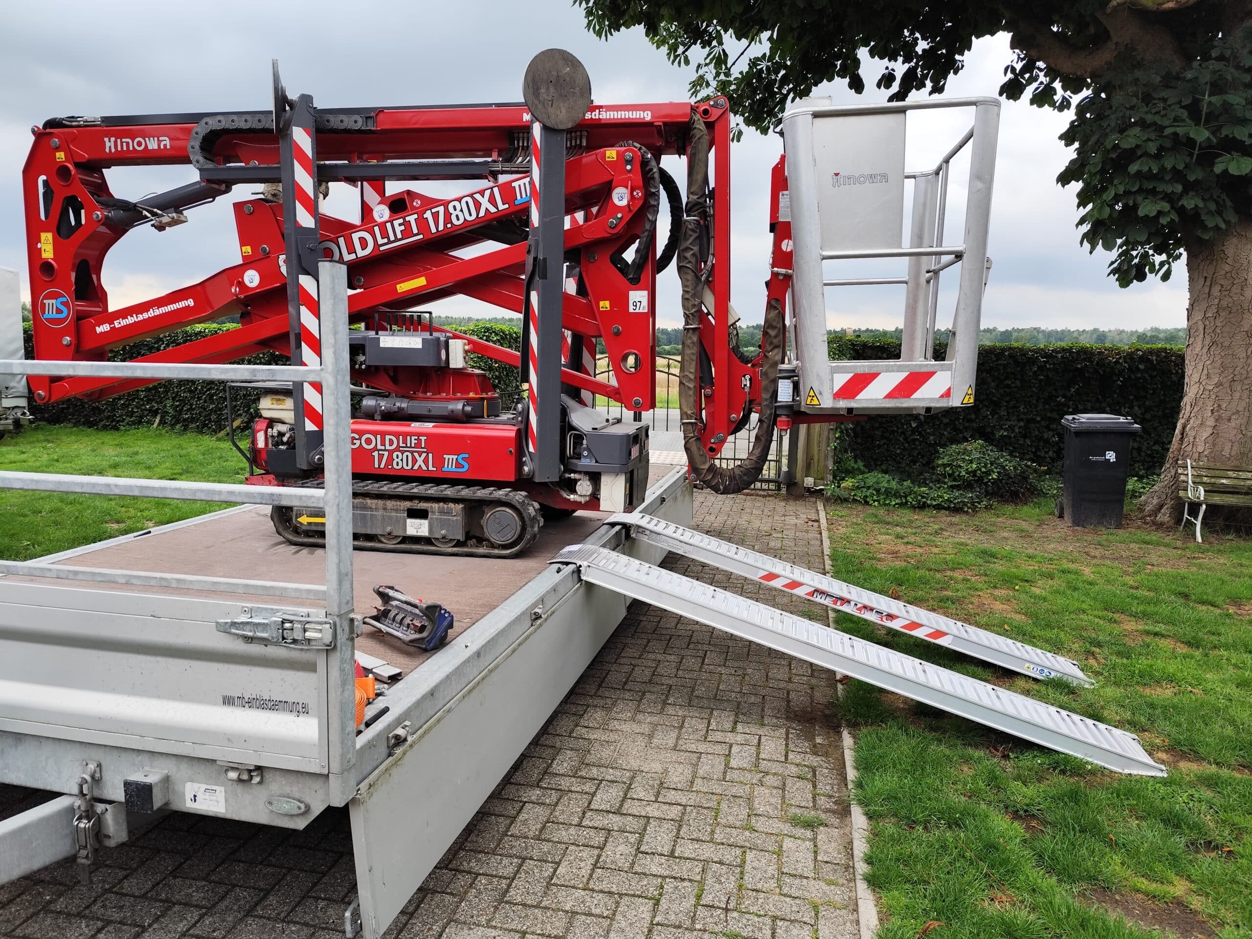 Arbeitsbühne mit seitlicher Entladem&ouml;glichkeit, um kleine Mauern mit mehr Flexibilit&auml;t zu überwinden