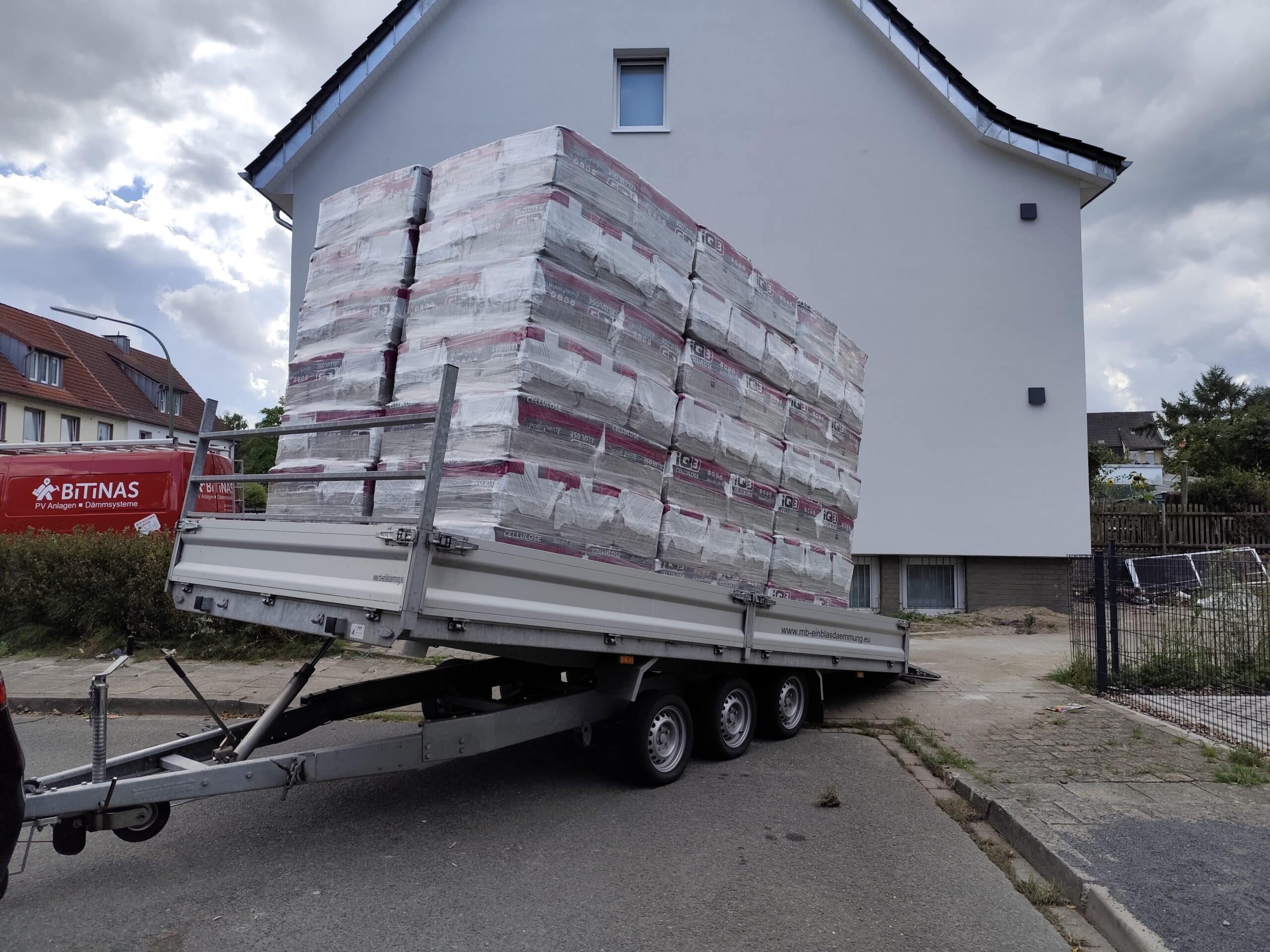 iQ3 wird mit eigenem Anh&auml;nger zur Baustelle gebracht