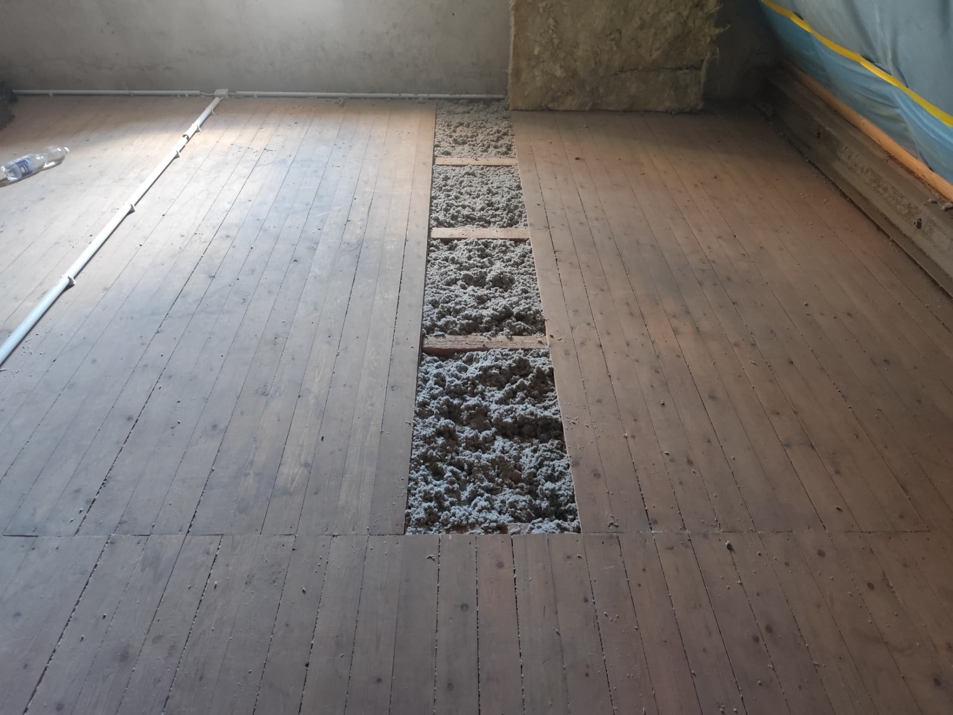 Mit IQ3 Zellulose ged&auml;mmter Dachboden, fertig eingeblasen