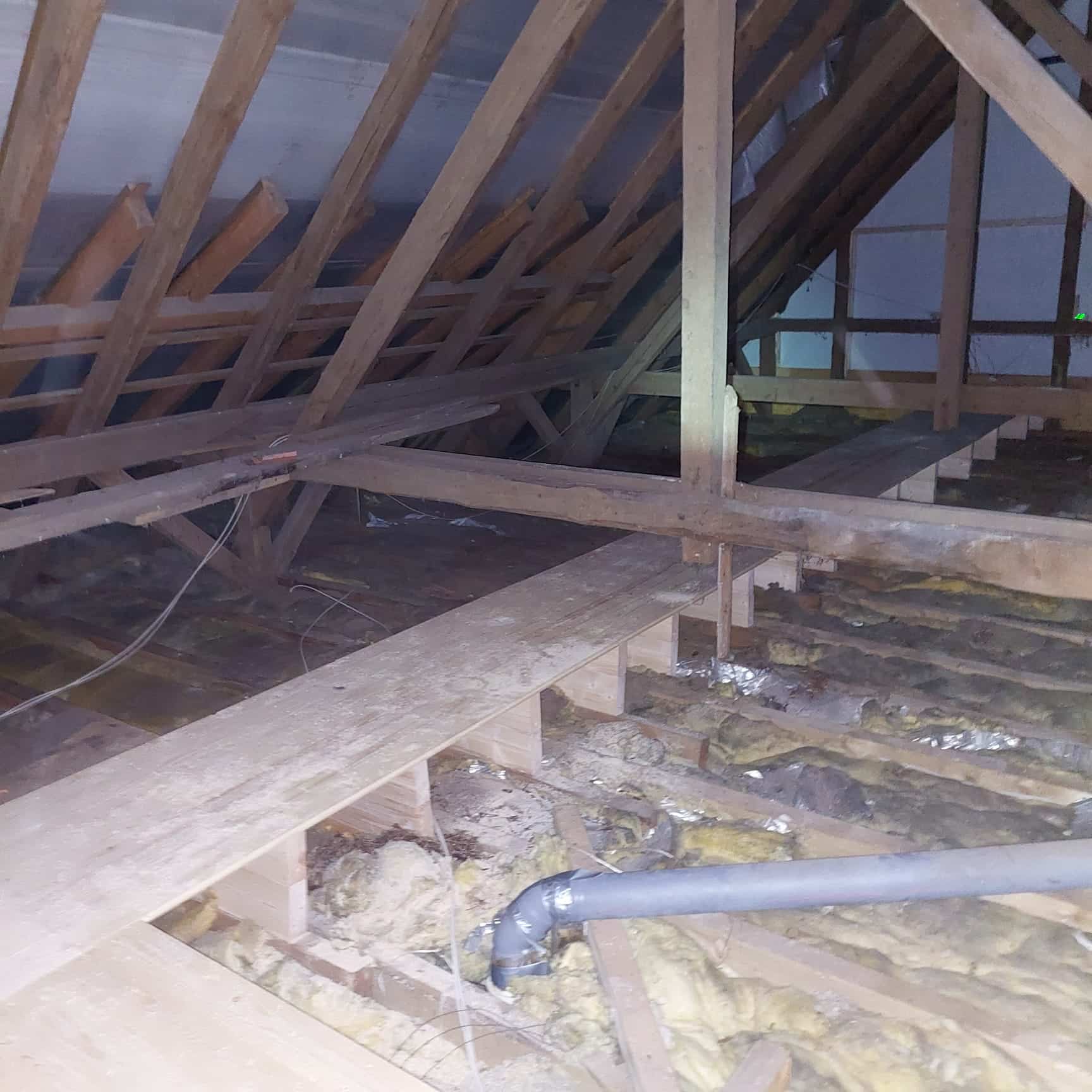 Schlecht und lückenhaft ged&auml;mmter Dachboden mit Laufsteg vorbereitet